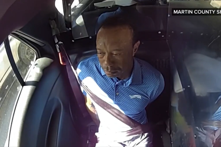 Vídeo de Tiger Woods supostamente embreagado dentro do carro