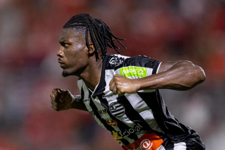 Ronaldo Tavares comemora gol pelo Athletic