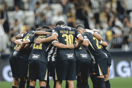 Time do Atlético reunido no gramado da Arena MRV