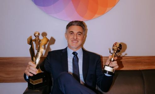 Luciano Huck exibe troféus que ganhou no SBT