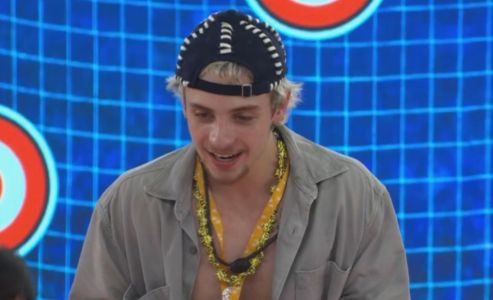 Juliano Floss comemora ao ver Carminha (Adriana Esteves) em cena