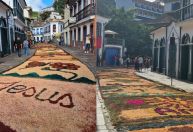 Tapetes de serragem marcam manhã do Domingo de Páscoa em Ouro Preto