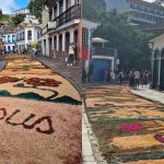 Tapetes de serragem marcam manhã do Domingo de Páscoa em Ouro Preto