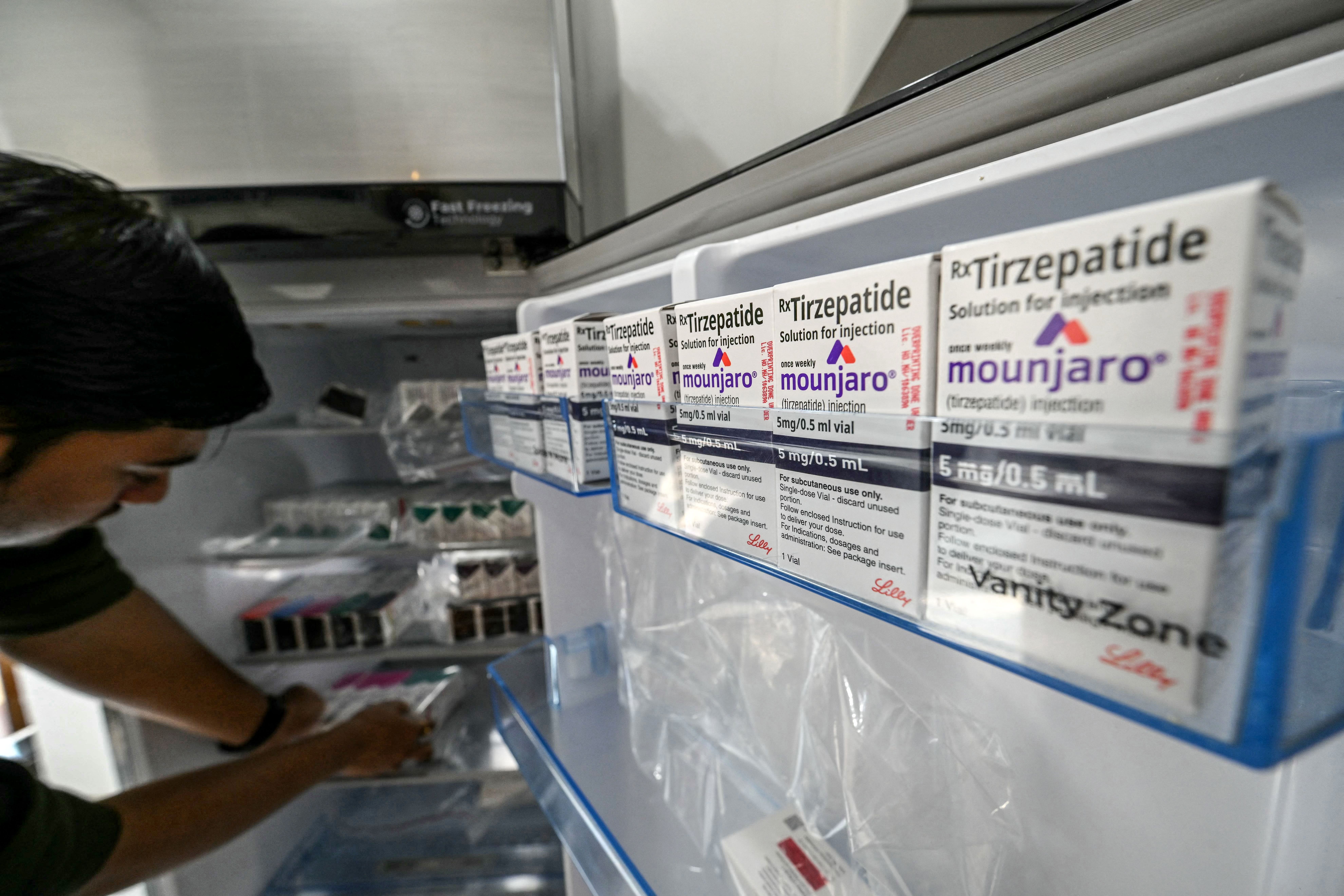 Dupla é presa por vender Mounjaro ilegal e jogar produtos no telhado durante operação no RJ