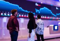 Bolsa bate novo recorde, e dólar cai ao menor nível em dois anos