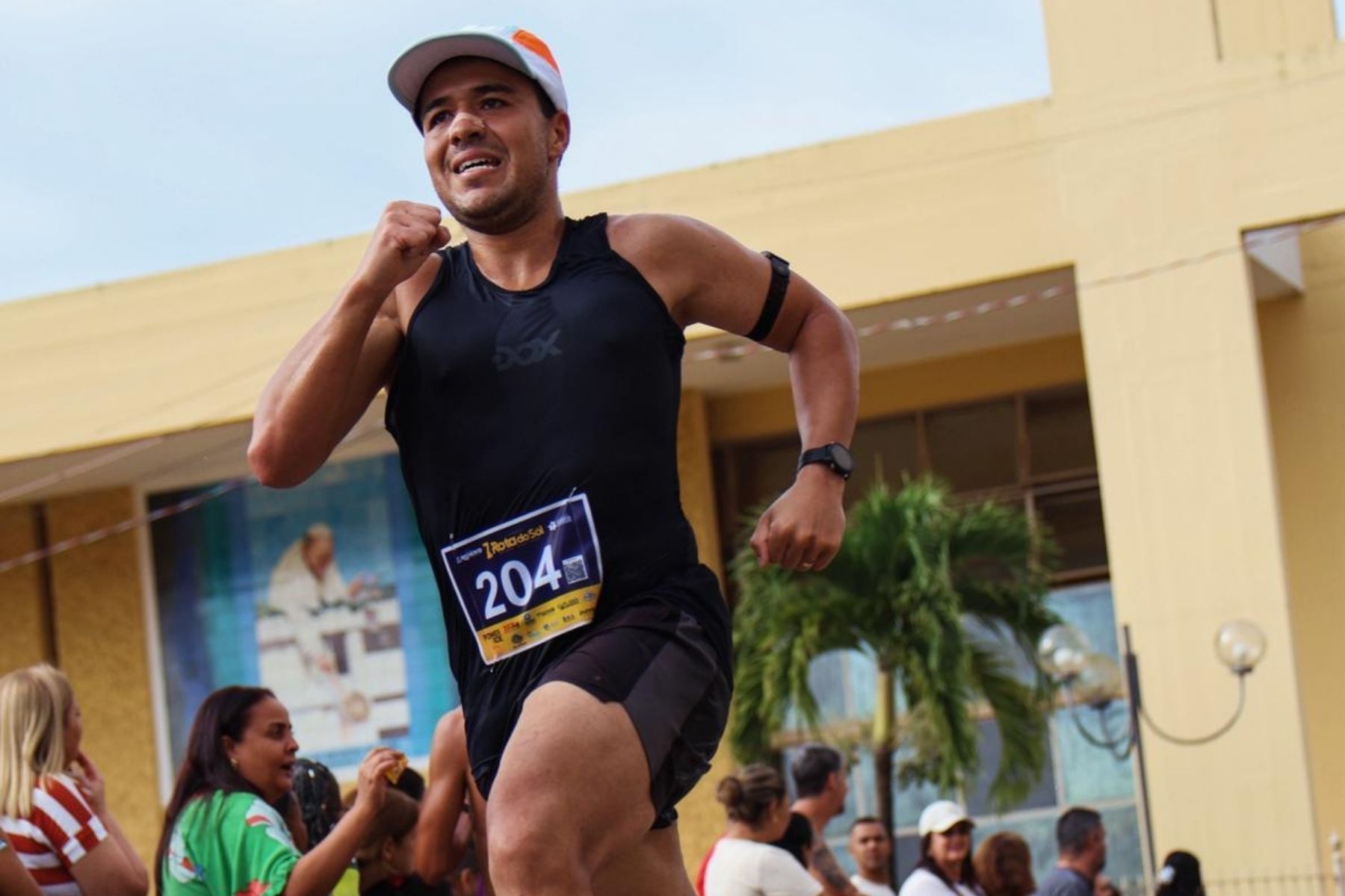 Susto à parte, mineiro 'atacado' por cães de rua declara amor pela corrida