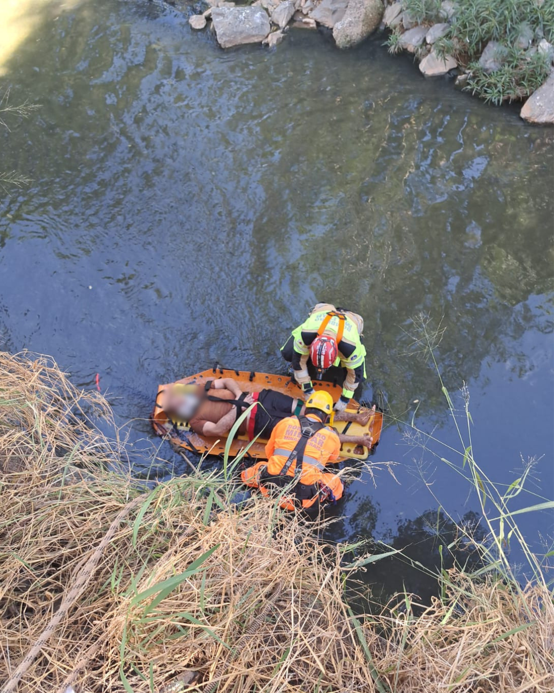 Homem cai em canal do córrego Vieira e é resgatado pelos bombeiros em Montes Claros