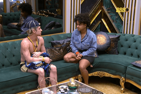 Milena e Juliano conversam sobre botão misterioso
