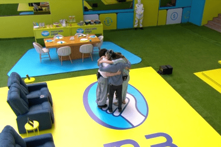 Participantes dão abraço coletivo durante dinâmica no BBB 26