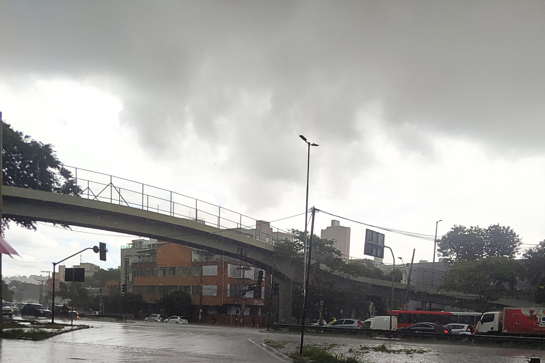Belo Horizonte pode ter pancadas de chuva neste domingo (19); veja