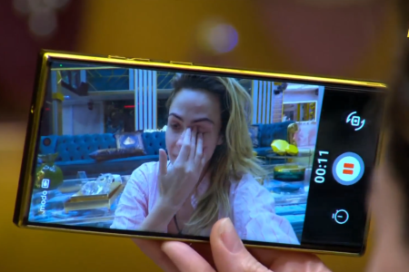 Ana Paula se emociona ao gravar vídeo • Reprodução/Globoplay