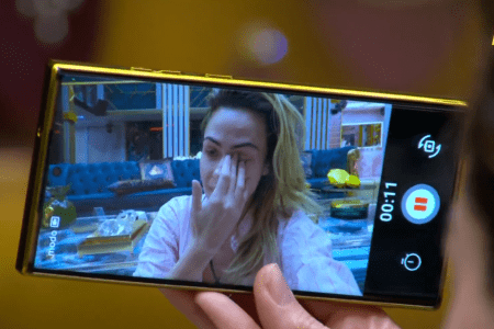 Ana Paula se emociona ao gravar vídeo • Reprodução/Globoplay