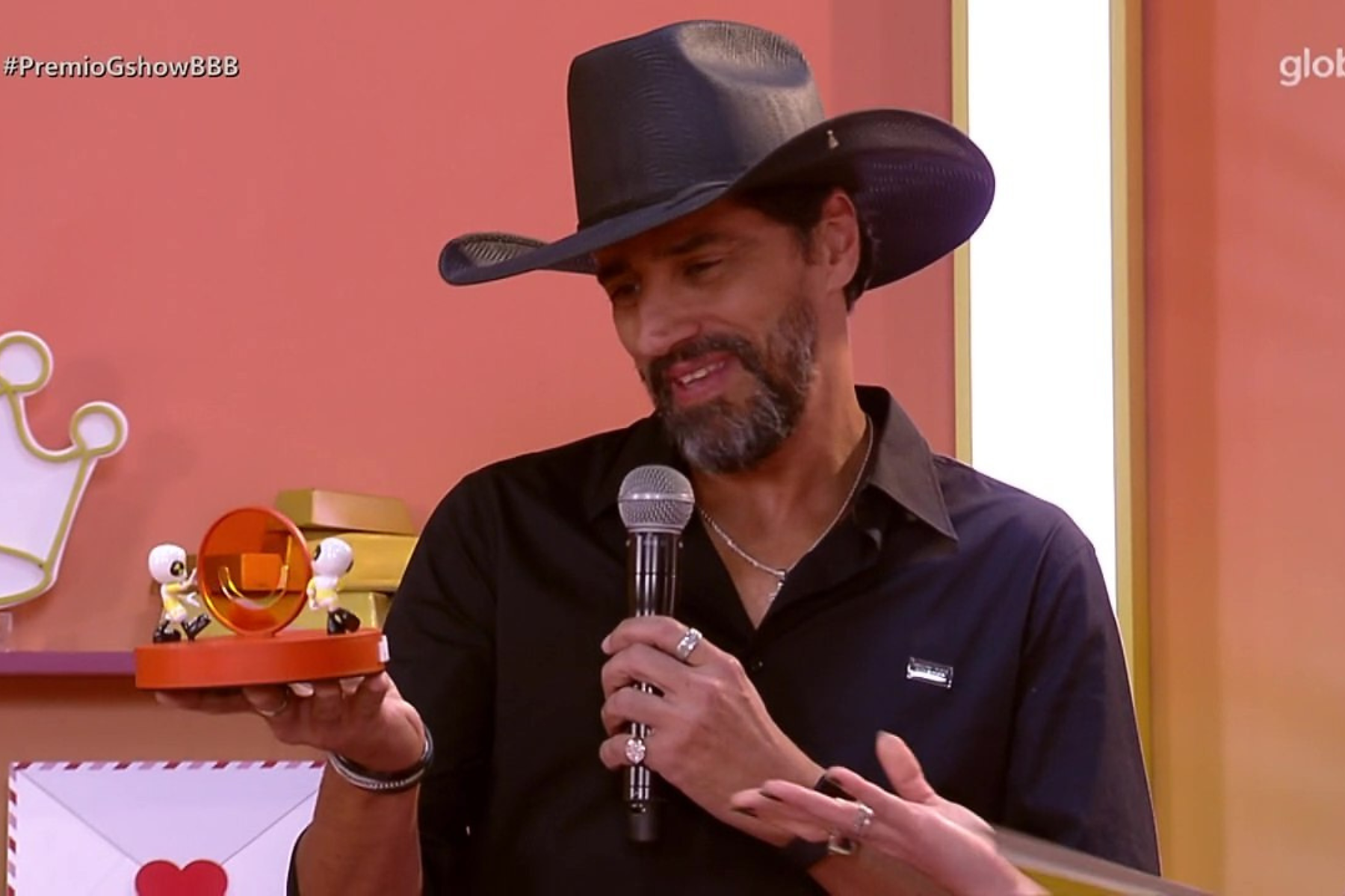 Alberto Cowboy recebe prêmio após BBB 26 e manda recado para Ana Paula