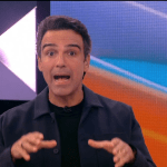 Tadeu Schmidt quebra protocolo e vaza informação no BBB 26 após perguntas