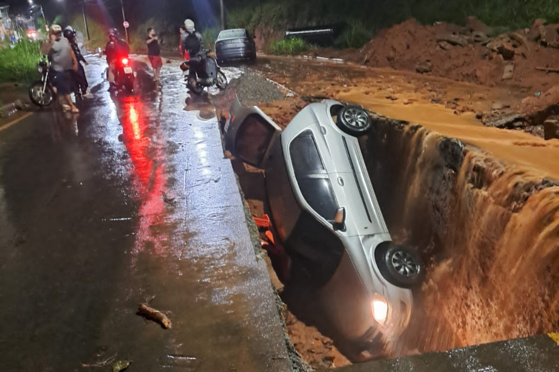 Carro cai em cratera em região que estava interditada em Juiz de Fora