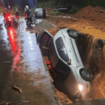 Cratera engole carro durante chuva em Juiz de Fora