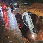 Cratera engole carro durante chuva em Juiz de Fora