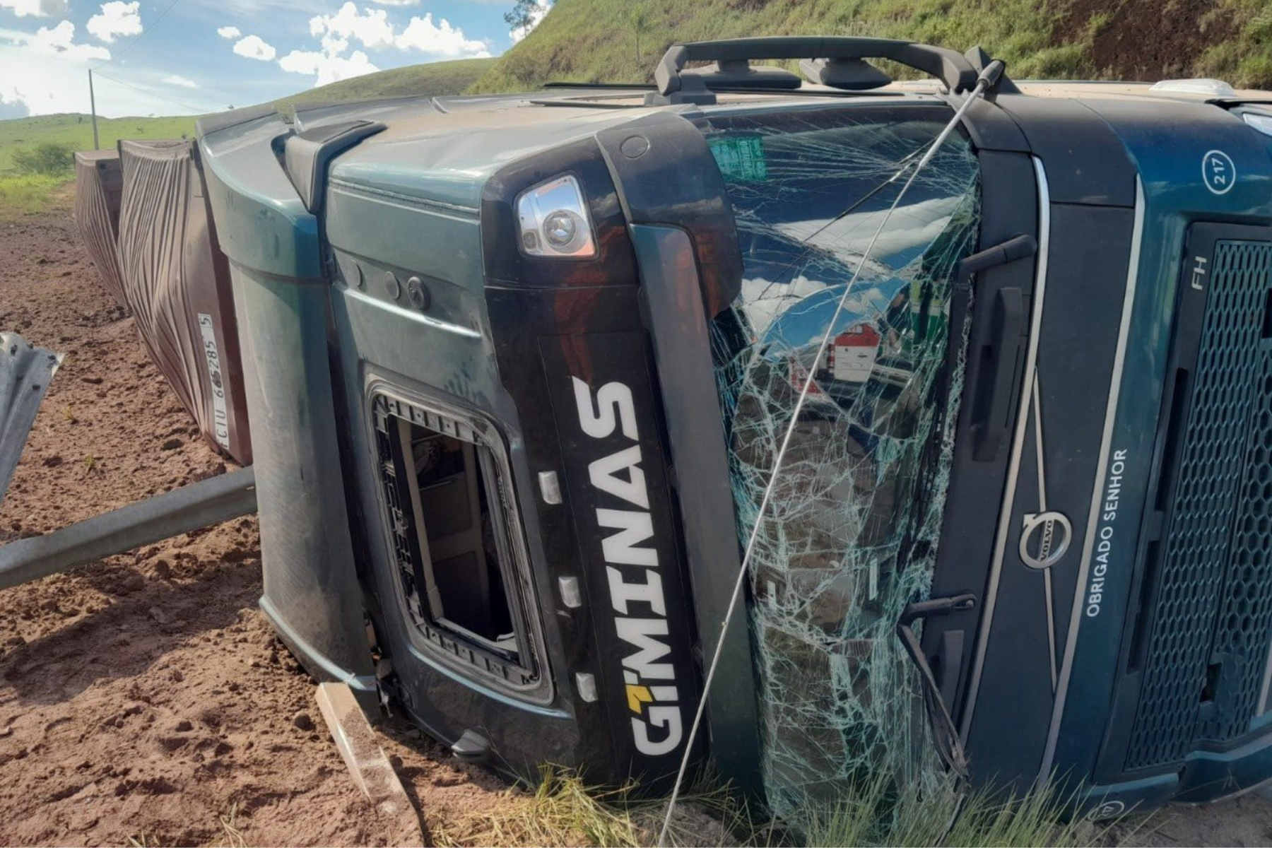 Carreta carregada com café tomba na BR-116 na Zona da Mata