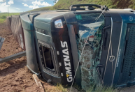 Carreta carregada com café tomba na BR-116 na Zona da Mata