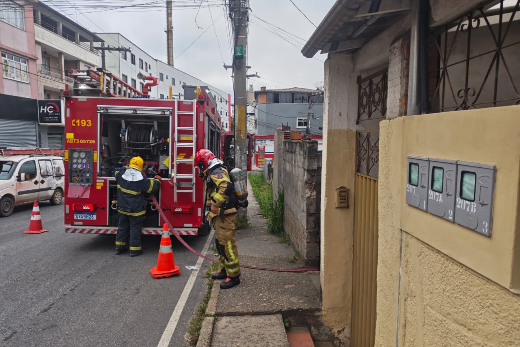 Bombeiros combatem incêndio em residência abandonada em Barbacena