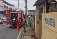 Bombeiros combatem incêndio em residência abandonada em Barbacena