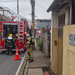 Bombeiros combatem incêndio em residência abandonada em Barbacena