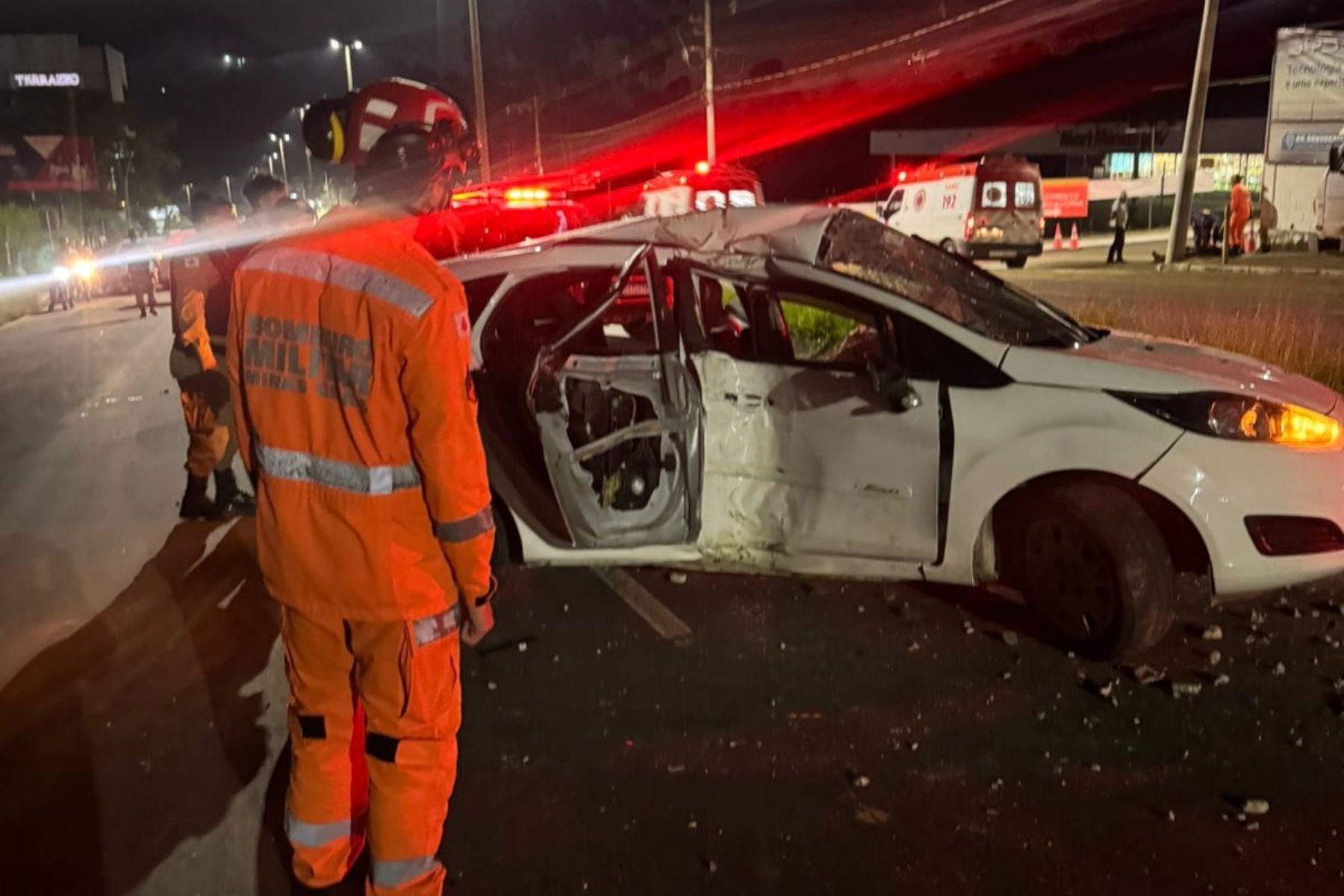 Colisão com poste deixa uma pessoa morta em Juiz de Fora (MG)