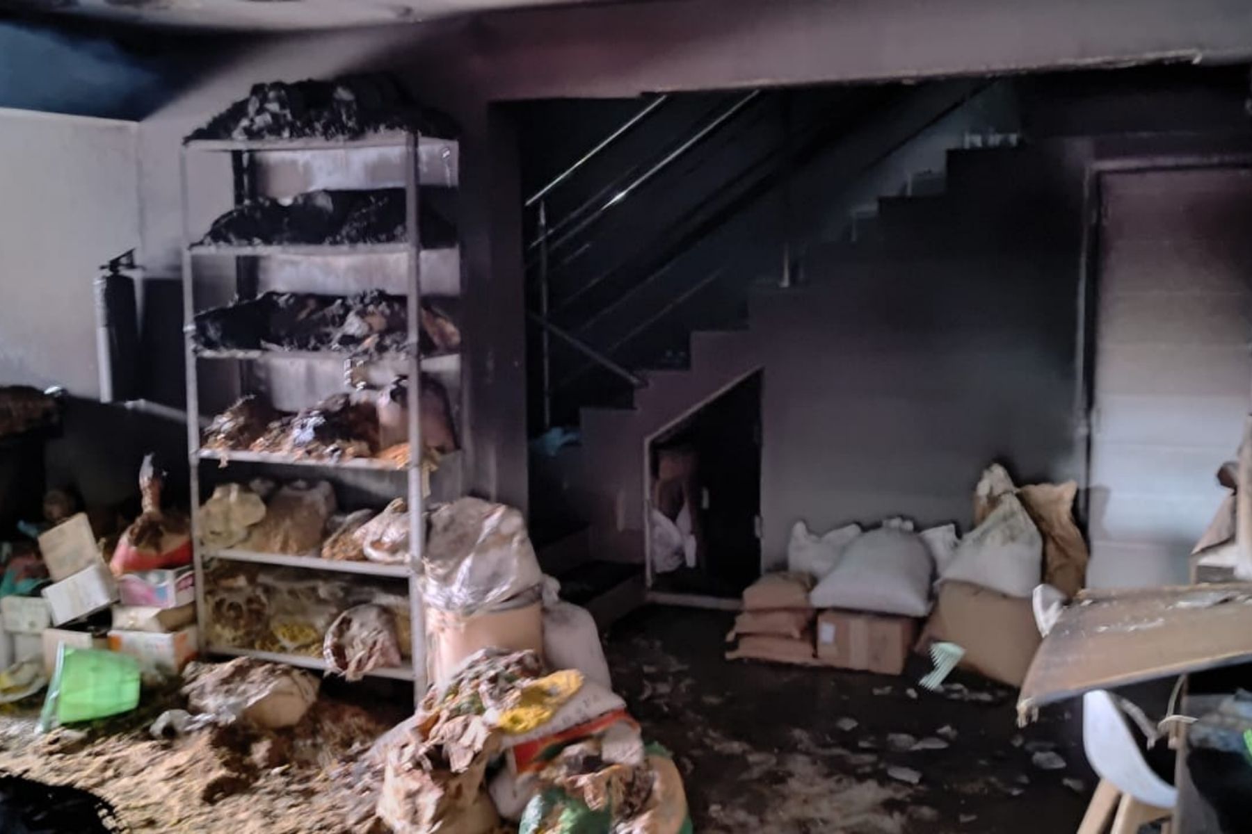 Bombeiros combatem incêndio em loja em São João del-Rei