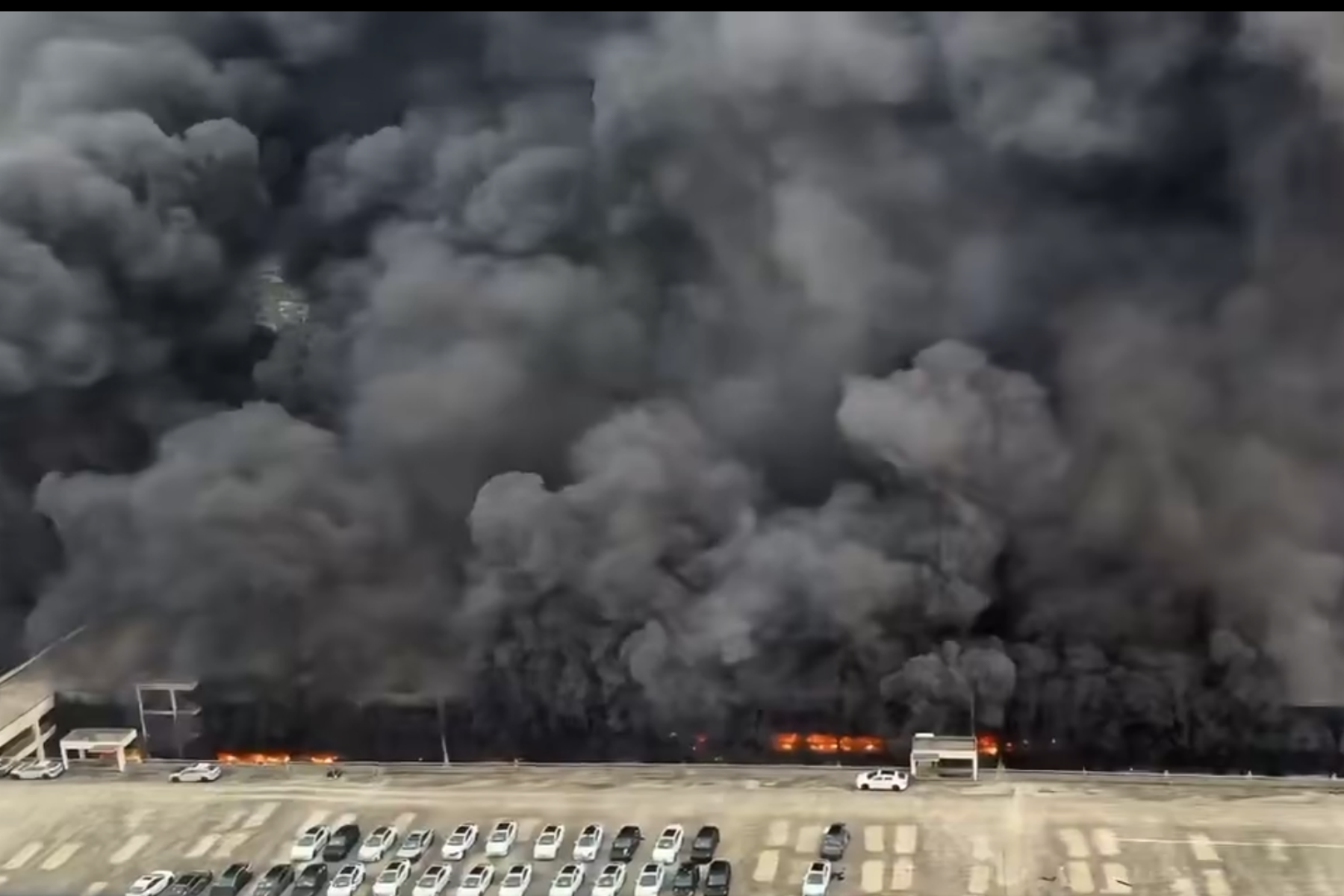 Vídeo: incêndio de grandes proporções atinge garagem da BYD na China