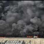 Vídeo: incêndio de grandes proporções atinge garagem da BYD na China