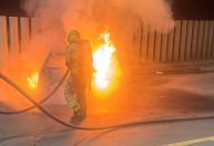 Carro pega fogo após vazamento de combustível em Juiz de Fora