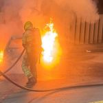 Carro pega fogo após vazamento de combustível em Juiz de Fora