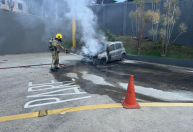 Carro pega fogo no estacionamento de supermercado em Juiz de Fora