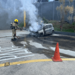 Carro pega fogo no estacionamento de supermercado em Juiz de Fora