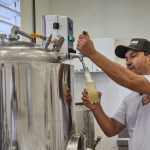 Refrigerante feito à base de soro de leite é tema de pesquisa no Instituto Cândido Tostes