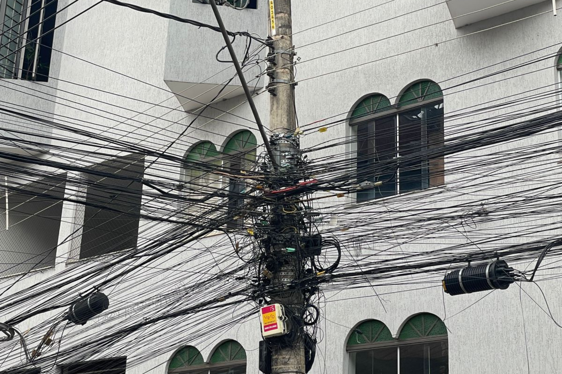 Empresas serão notificadas por cabeamento excessivo e obsoleto em Viçosa