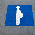 Nova Lei garante vagas para gestantes e puérperas na área azul em Juiz de Fora