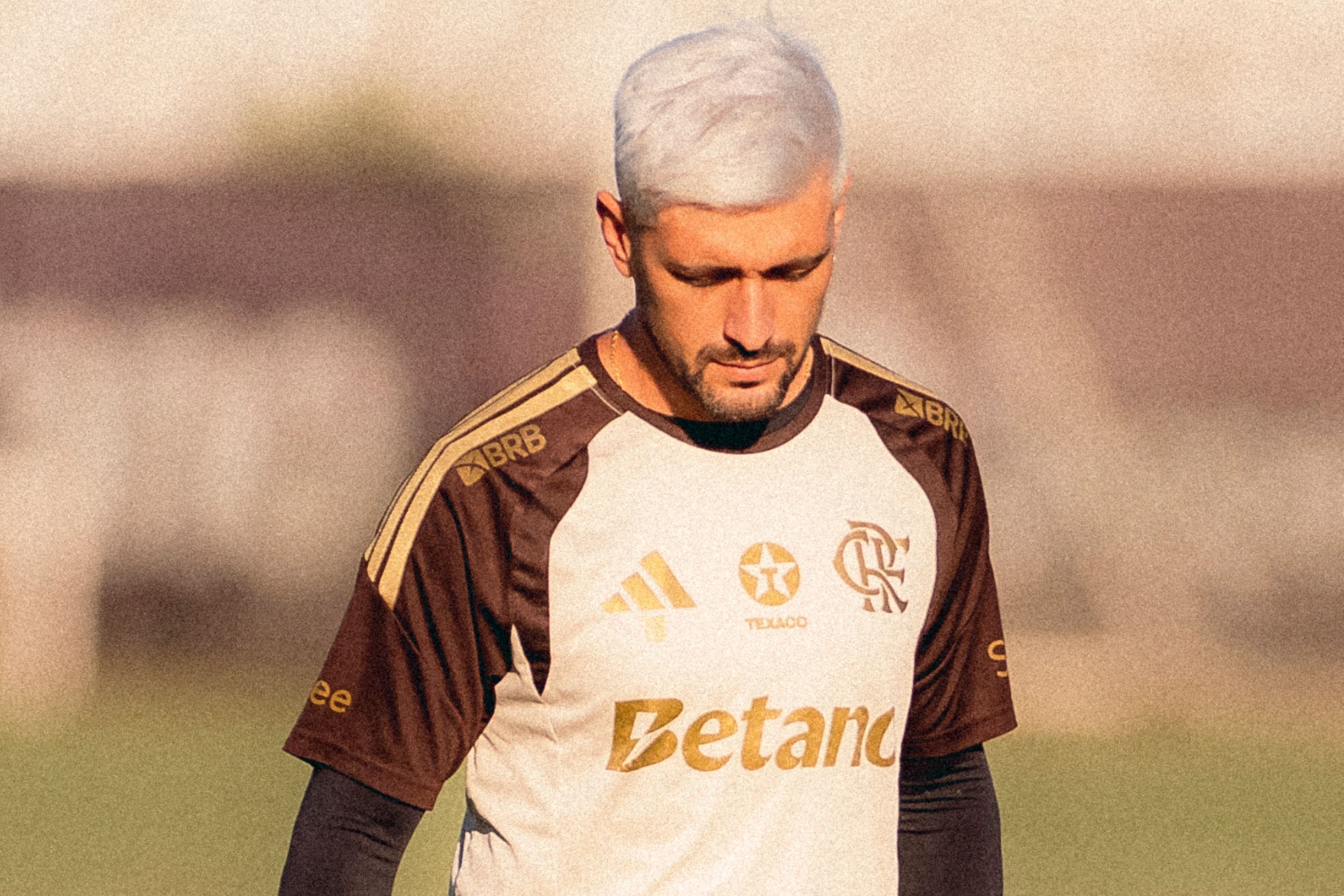 Meia do Flamengo, Arrascaeta será submetido a cirurgia após fratura na clavícula