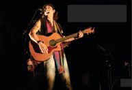 Rock britânico e gastronomia ocupam a Praça Nova York, em BH, neste sábado (25)