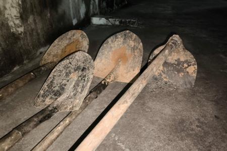 Material utilizado para escavar o local em que o animal estava • Divulgação / Corpo de Bombeiros