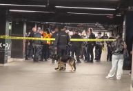 Homem esfaqueia três pessoas no metrô e é morto pela polícia de Nova York