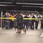 Homem esfaqueia três pessoas no metrô e é morto pela polícia de Nova York