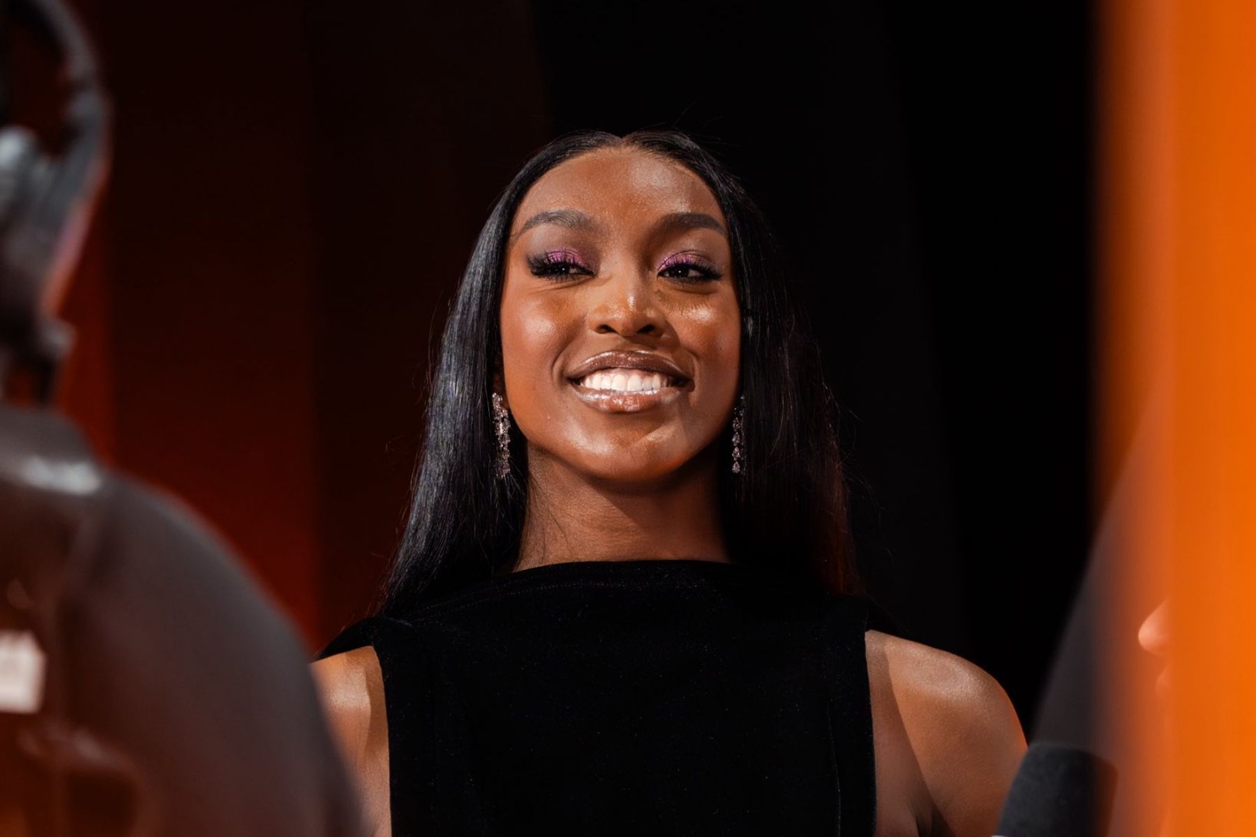Garotinho 'rouba a cena' e se emociona durante escolha de irmã no draft da WNBA