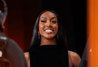 Garotinho 'rouba a cena' e se emociona durante escolha de irmã no draft da WNBA