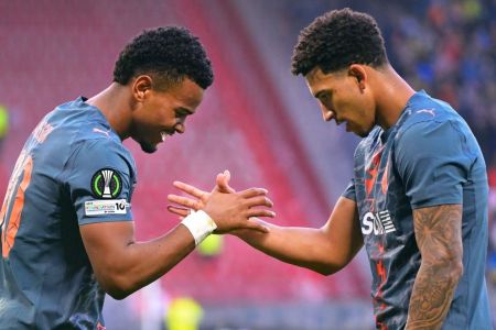 Alisson, ex-Atlético, celebra gol sobre o AZ Alkmaar na Conference League