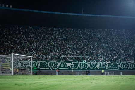 Estádio Serra Dourada em dia de jogo do Goiás