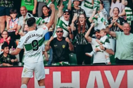 André Silva comemora gol com a torcida