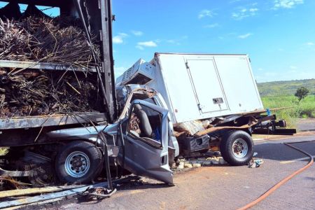 Parte da frente da caminhonete ficou destruída, após colidir com o caminhão • Divulgação / Corpo de Bombeiros