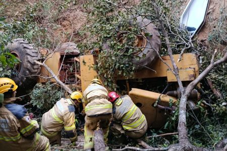 Momento em que a equipe dos Bombeiros consegue alcançar o corpo da vítima