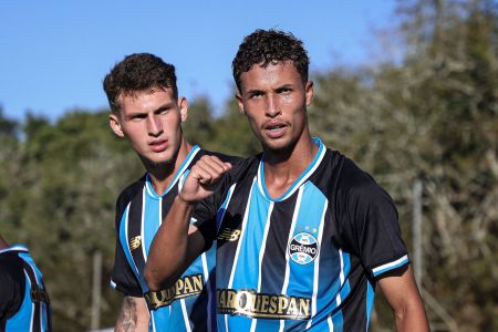 Grêmio comemora vitória pelo Brasileiro Sub-20